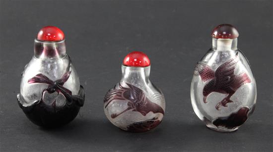 Three Chinese overlaid glass snuff bottles, 4.3 - 6.2cm